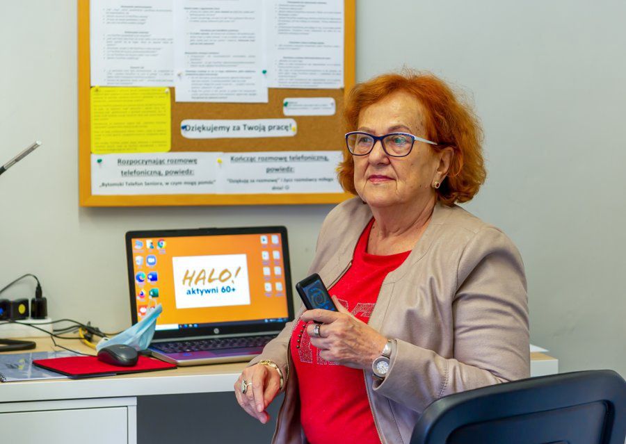 Śląsk. "Halo Aktywni60+" to projekt, w którym seniorzy-wolontariusze z Bytomia niosą telefoniczną pomoc innym seniorom. 