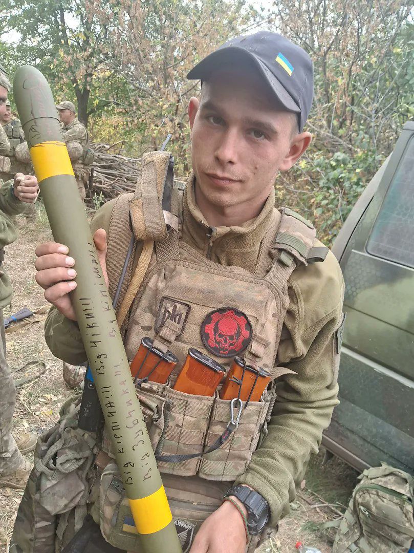 Ukrainian sapper with an M1A3 Bangalore pipe/torpedo.