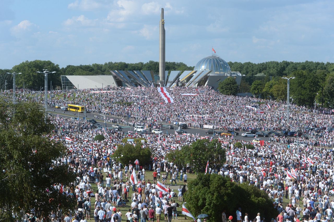 Białoruś. Ponad 100 tysięcy ludzi na marszu wolności w Mińsku. "Odejdź!"