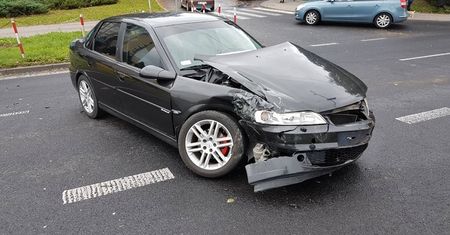 Kolizja na ul. Mełgiewskiej. Autobus przejechał na czerwonym świetle
