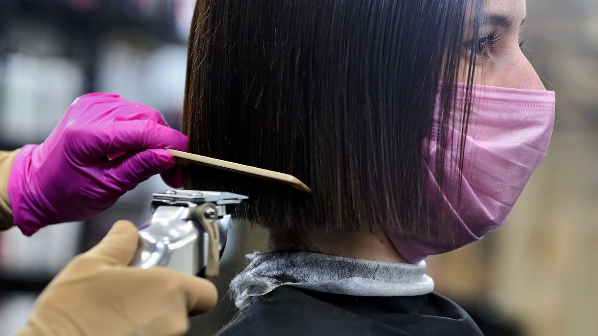 Na odmrożenie gospodarki czekają m.in. fryzjerzy.