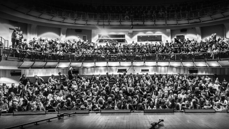 Wrocław. Legendarne "Dziady", luty 2016. Publiczność, która zasiadała wtedy na widowni, ma świadomość uczestnictwa w historycznym wydarzeniu teatralnym (Materiały prasowe, Fot: Natalia Kabanow)