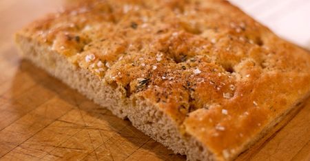 Idealne pieczywo na grilla. Focaccia zachwyci wszystkich przy stole