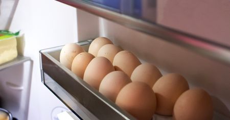 Polacy najczęściej trzymają jajka na drzwiach lodówki. To ogromny błąd