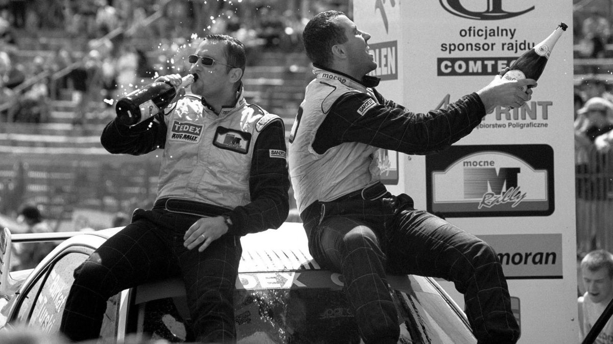 Marcin Turski (po prawej) świętuje z Dariuszem Burkatem zwycięstwo w Rajdzie Kormoran 2001 w klasie N4.