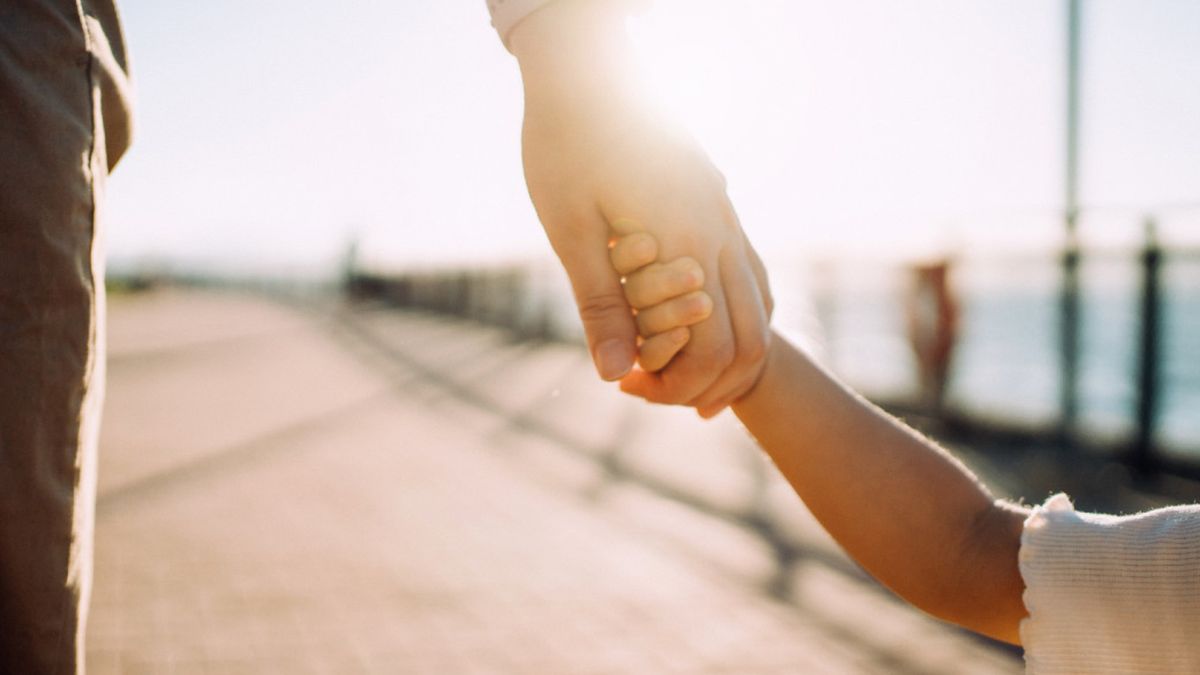 Zabiera na wakacje tylko jedno dziecko. Drugie zostawia z mężem w domu