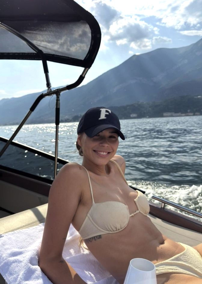 Sandra Kubicka nad jeziorem Como