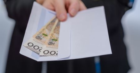 Ile dać do koperty na chrzest i komunię? "Chyba zacznę zbierać już dziś"