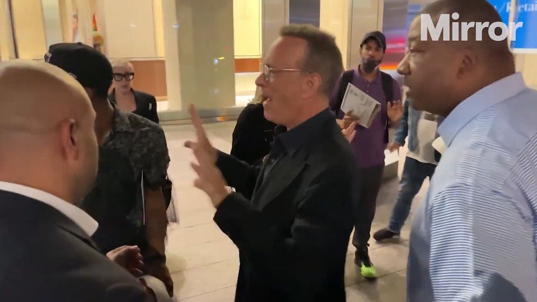 Tom Hanks broni żony przed tłumem i krzyczy na fanów