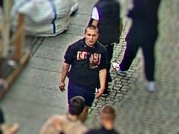 Monitoring nagrał podejrzewanego o pobicie w Toruniu. Powiadom policję, jeśli go znasz