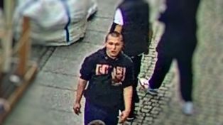 Monitoring nagrał podejrzewanego o pobicie w Toruniu. Powiadom policję, jeśli go znasz