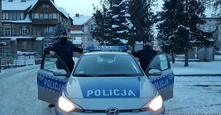 Kłodzko. Policjanci uratowali wyziębionego mężczyznę. Leżał w śniegu