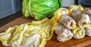 Dodaję do wody. Liście młodej kapusty są bardzo elastyczne, ale miękkie i nie rwą się przy zwijaniu