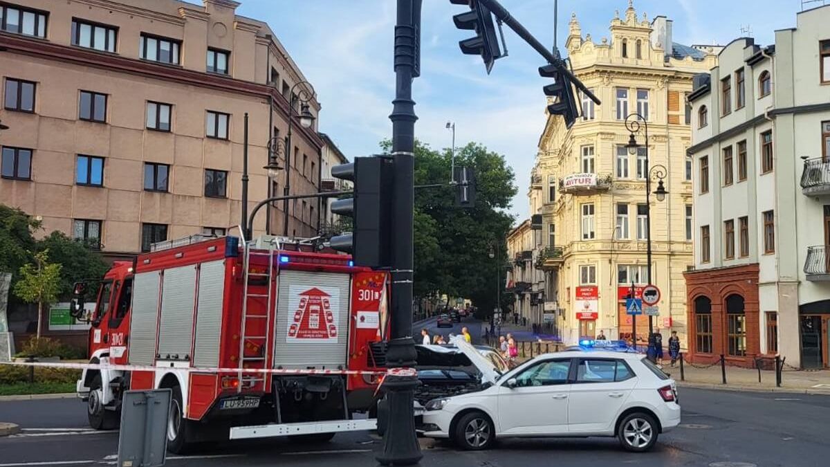 Zderzenie skody i toyoty na skrzyżowaniu w centrum Lublina