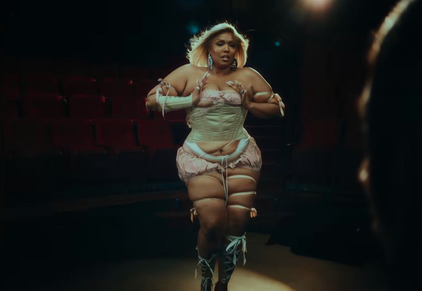 "Nowa" Lizzo i "stara" Lizzo w nowym teledysku
