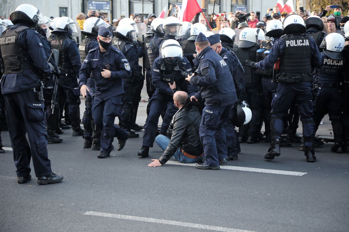 Protesty w Polsce. Szarpanina z policją na manifestacji w Łodzi. Będą zarzuty (zdjęcie ilustracyjne)