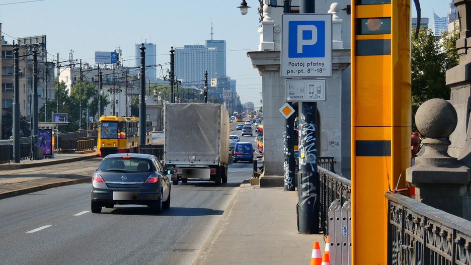 Warszawa. Most Poniatowskiego. Fotoradar postawiony w kierunku do centrum tuż przed zjazdem na Wisłostradę