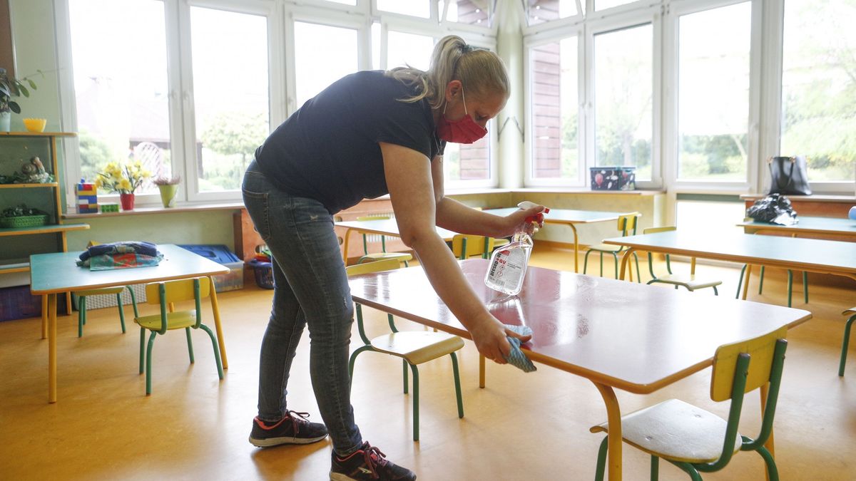 Po pierwsze dezynfekcja. Sale przedszkolne muszą być też regularnie wietrzone