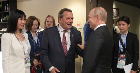 "FAZ" o siatce rosyjskich wpływów w Niemczech. To nie tylko Schroeder