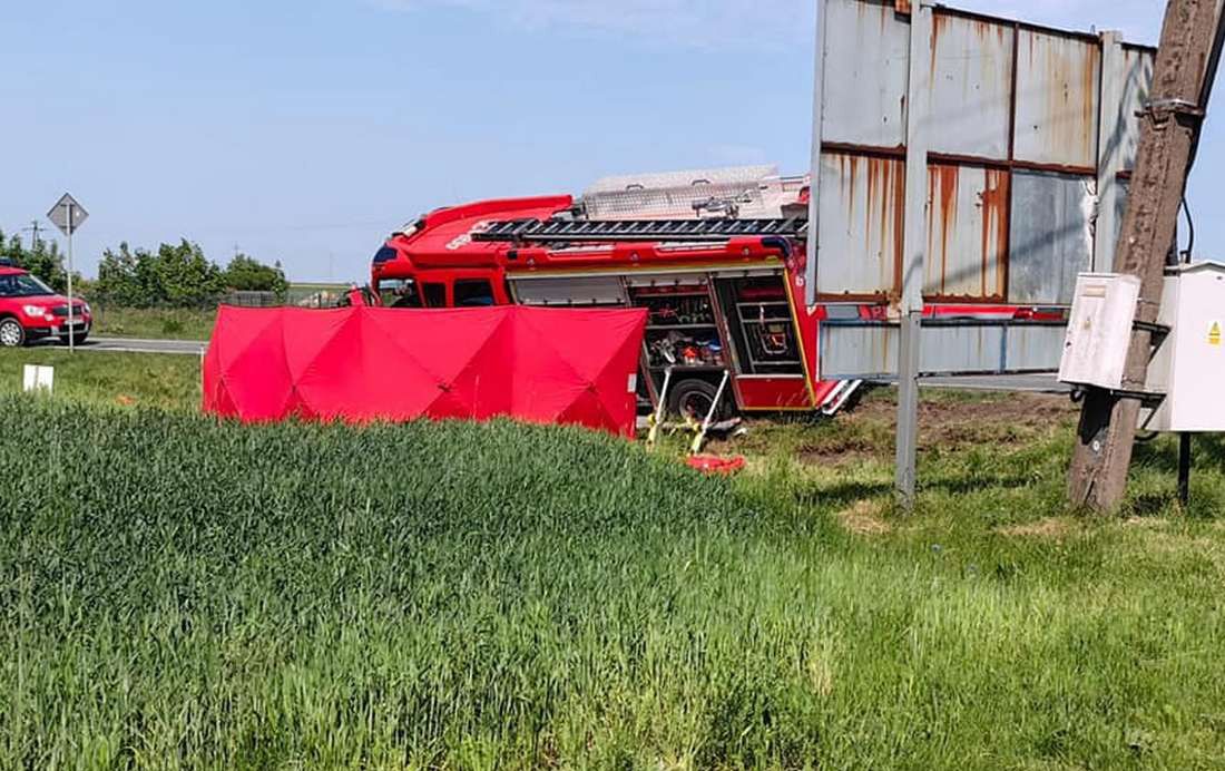 Dwie osoby nie żyją po zderzeniu wozu strażackiego i auta osobowego