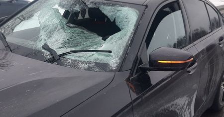 Bryła lodu spadła z naczepy tira na bmw. Tragedia była o krok