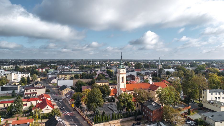zdunska wola, poland, ratusz, aerial, travel, skyline, cityscape, landmark, panorama, panoramic, day, sunny, destination, city, summer, autumn, vacations, symbol, drone, view, architecture, town, old town, europe, historic, house, old, picturesque, sky, street, tourism, urban, landscape, scenic, sight, attraction, rooftop, downtown, famous place, green, nature, colorful, vibrant
