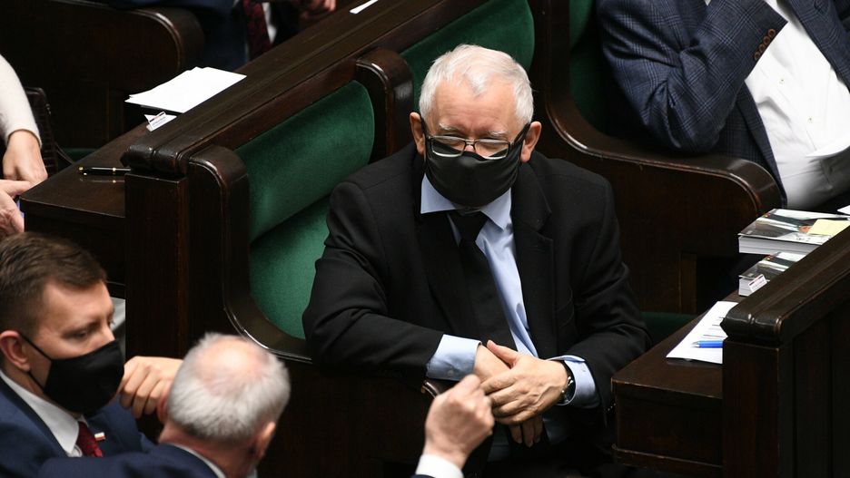 PiS i PO nisko, coraz niżej. Która z tych partii lepiej poradzi sobie z impasem?
