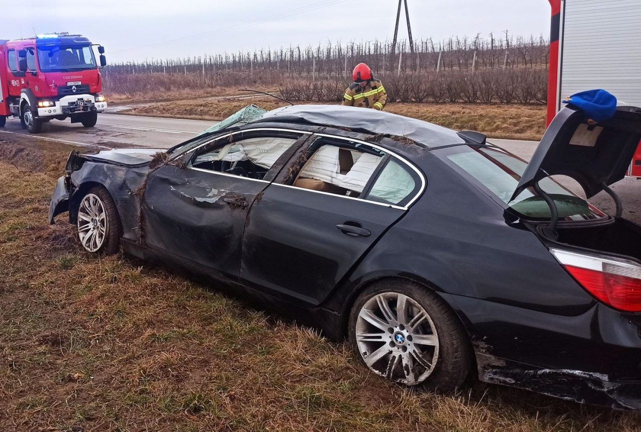 BMW wypadło z drogi i dachowało zatrzymując się w rowie. Jedna osoba została poszkodowana