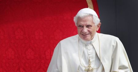 Benedykt XVI jest umierający? "Cierpi na postępujący paraliż"