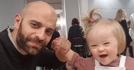 Luca Trapanese to samotny gej, który adoptował dziewczynkę z zespołem Downa. Wzruszająca historia miłości