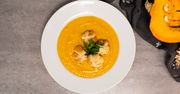 Kremowa zupa dyniowa z drożdżowymi minidyniami. W każdym dodatku czeka serowa niespodzianka