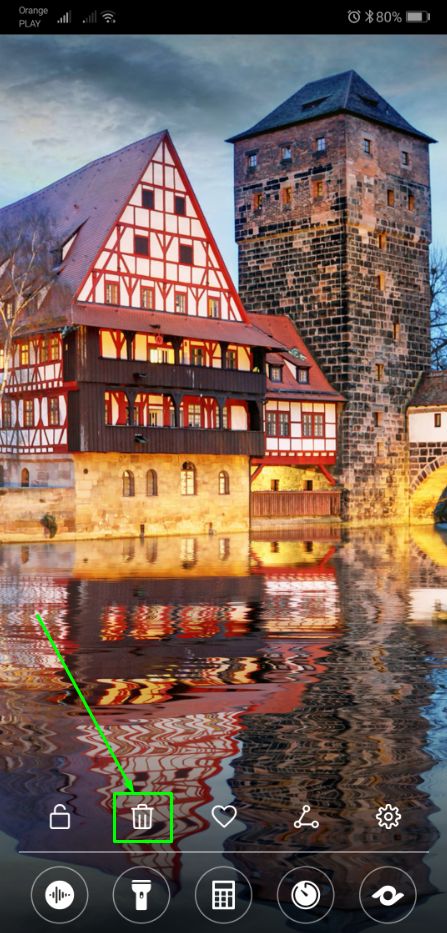 Sposób na usunięcie niechcianych tapet ekranu blokady ze smartfonów Huawei.