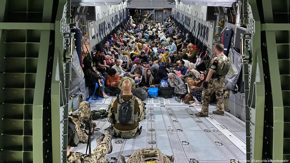 Afgańczycy opuszczający swój kraj w samolocie Bundeswehry 