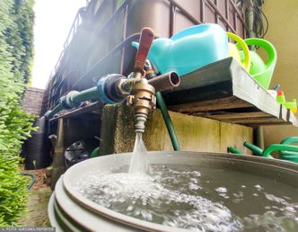 Wysoka grzywna albo ograniczenie wolności. Tego nie można robić z deszczówką