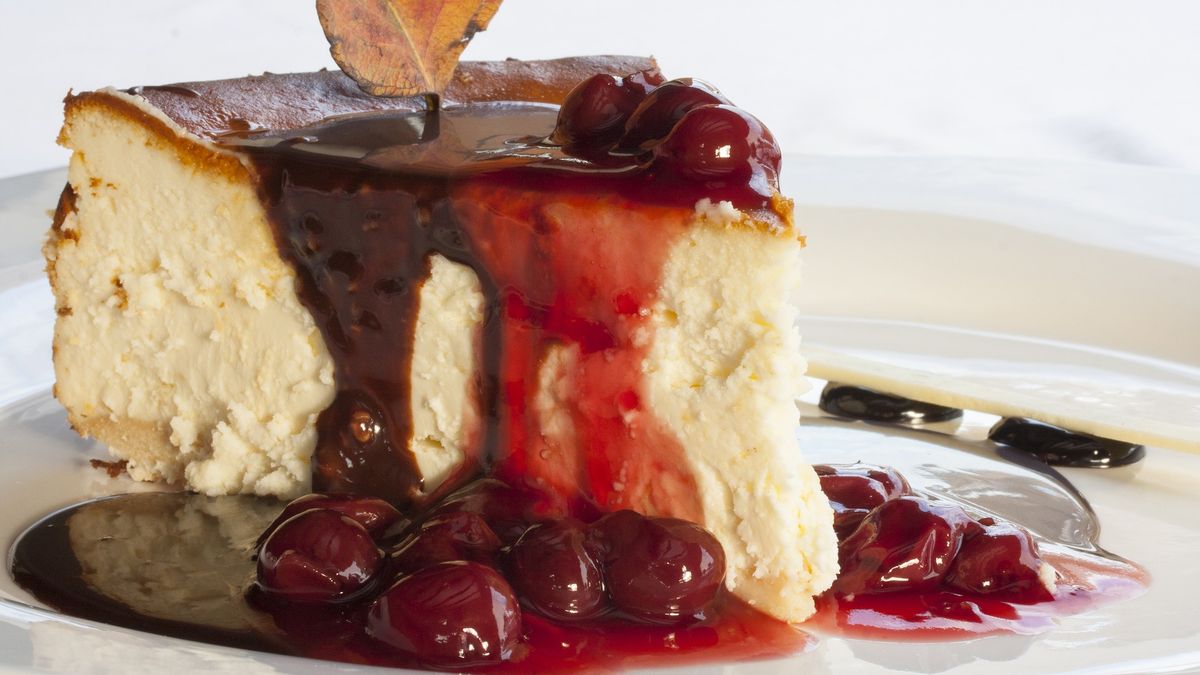Świąteczny sernik z sosem wiśniowym wg Roberta Makłowicza.