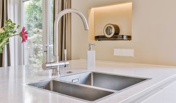 Podwieszany czy wpuszczany? Warto się na tym wcześniej zastanowić