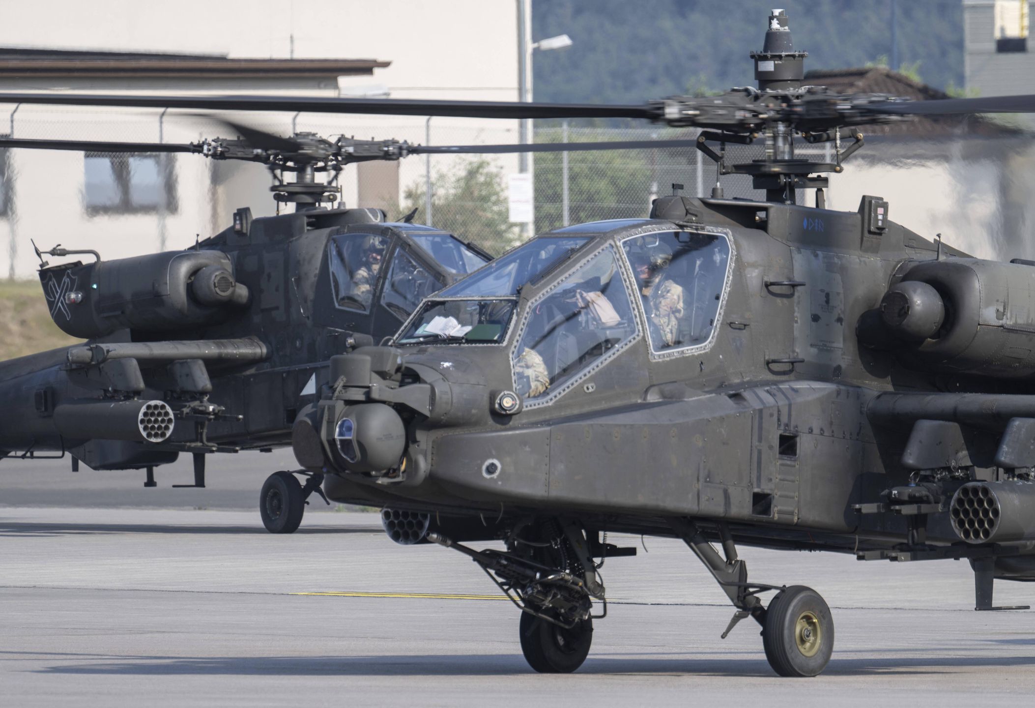 Military exercise in Ramstein
06 June 2023, Rhineland-Palatinate, Ramstein-Miesenbach: A U.S. Army Apache attack helicopter lands on the sidelines of the "Saber Guardian 23" military exercise at Ramstein Air Base. Photo: Boris Roessler/dpa 
Dostawca: PAP/DPA
Boris Roessler
International, Military