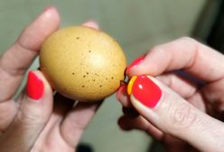 Prosty trik na perfekcyjnie ugotowane jajko. Wystarczy pinezka lub wykałaczka