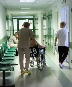 Choroba atakuje w wakacje. Lekarze zwracają uwagę na kostki lodu