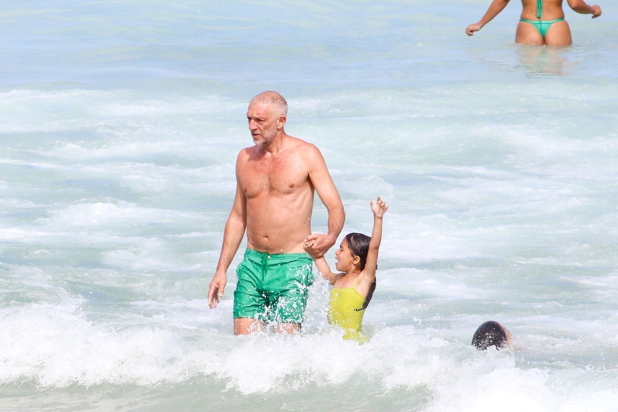  Vincent Cassel i mała Ipanema pluskają się w wodzie
