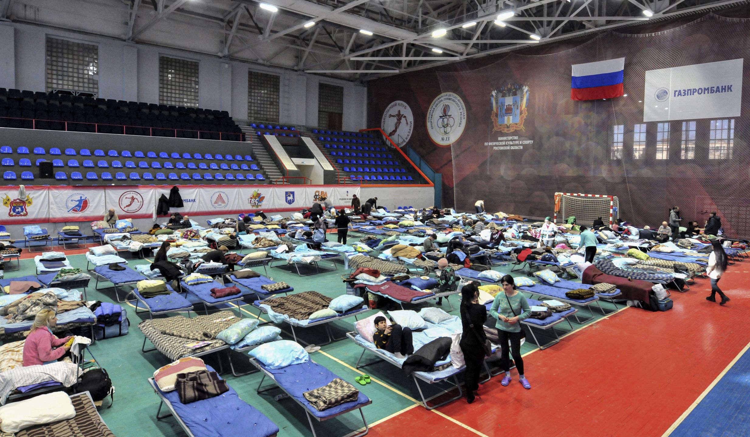  epa09841295 People from Mariupol rest in a temporary accommodation center for refugees in a school gymnasium in Taganrog, Rostov region, Russia, 21 March 2022. In three days, almost 60 thousand residents, including 139 foreign citizens, were taken from Mariupol to the territory of Russia. In total, during the military operation, the Russian military evacuated more than 330,000 people from Ukraine, including almost 69,000 children. On 24 February Russian troops had entered Ukrainian territory in what the Russian president declared a 'special military operation', resulting in fighting and destruction in the country, a huge flow of refugees, and multiple sanctions against Russia.  EPA/ARKADY BUDNITSKY Dostawca: PAP/EPA.