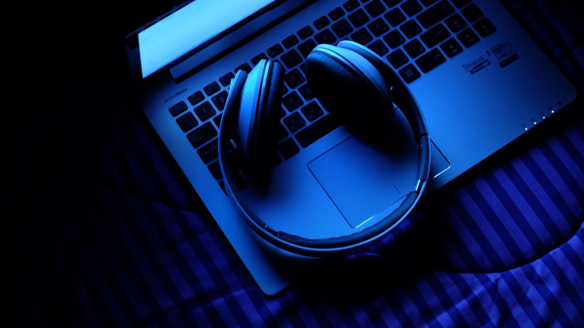 muzyka audio słuchawki laptop