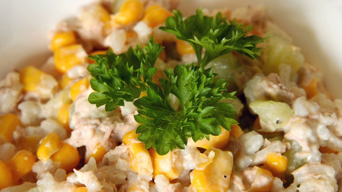 Prosta sałatka z tuńczyka z kukurydzą i serem