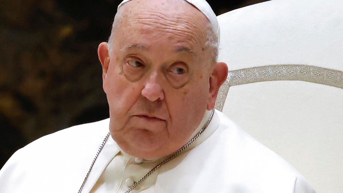 Ciało papieża Franciszka zostało wystawione w otwartej trumnie. Sieć obiegły zdjęcia i wideo