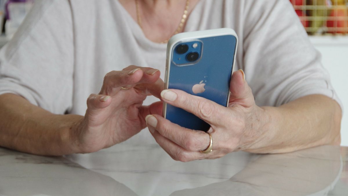 Stock Marek Bazak
Fot. Zofia i Marek Bazak/East News,
N/z starsza kobieta trzyma w rekach smartfon
ZOFIA BAZAK