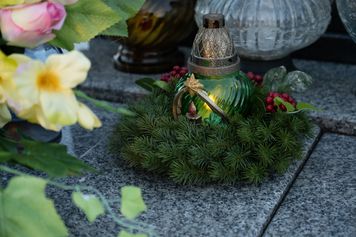 Kradną gałęzie na cmentarne stroiki. Straż Leśna rusza z mandatami