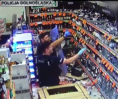 Zdemolował Biedronkę. W policjantów rzucał butelkami z alkoholem