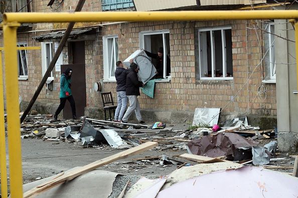 Rosjanie masowo kradną Ukraińcom m.in. pralki. Na zdjęciu mieszkańcy Kijowa z odzyskaną pralką, z której Rosjanie wyjęli części. 