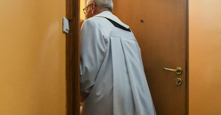 Wizyta duszpasterska. Polacy przyznają się, ile wkładają do koperty