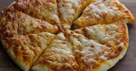 Pizza z czterech składników. Prosty i szybki przepis